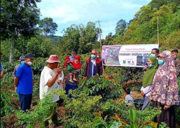 Program pemberdayaan masyarakat dan juga pelestarian lingkungan yang digagas AQUA Solok bersama masyarakat di daerah Kayuaro.(Ist)