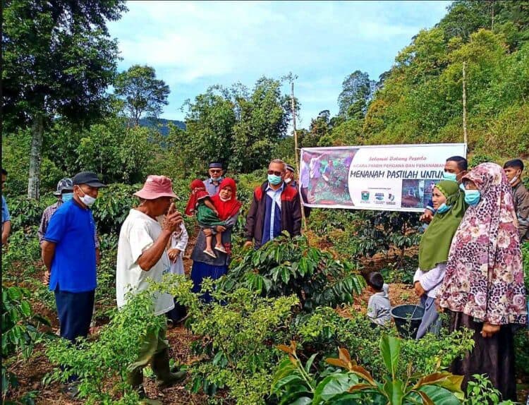 Program pemberdayaan masyarakat dan juga pelestarian lingkungan yang digagas AQUA Solok bersama masyarakat di daerah Kayuaro.(Ist)