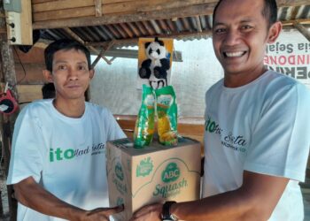 Relawan Ito Hadi Sista membagikan bantuan kepada masyarakat Kota Solok.(Ist)