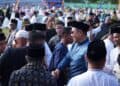 Bupati Epyardi Asda bersilaturahmi dengan masyarakat usia pelaksanaan salat Idul Fitri di GOR Batu Tupang.(Ist)