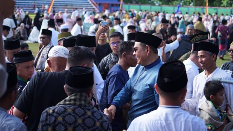 Bupati Epyardi Asda bersilaturahmi dengan masyarakat usia pelaksanaan salat Idul Fitri di GOR Batu Tupang.(Ist)