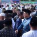 Bupati Epyardi Asda bersilaturahmi dengan masyarakat usia pelaksanaan salat Idul Fitri di GOR Batu Tupang.(Ist)