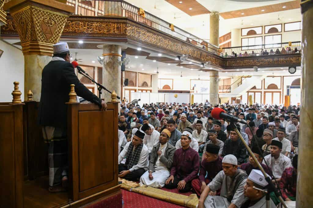 Masyarakat Lingkungan Salat Idul Fitri 1444 H di Masjid Raya Jabal Rahmah Semen Padang