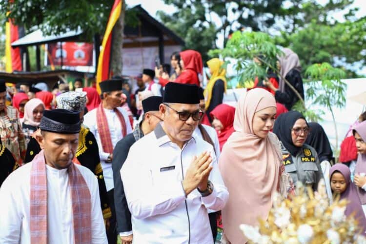 Bupati Solok, H. Epyardi Asda dan anggota DPR Athari Gauthi Ardi menghadiri langsung Pulang Basamo Perantau Kacang.(Ist)