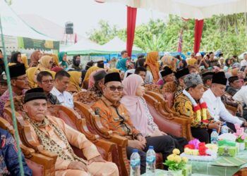 Bupati Epyardi Asda bersama Athari saat bersilaturahmi bersama masyarakat dan perantau dari Nagari Paninggahan dalam momentum pulang basamo Idul Fitri 1444 Hijriah.(Ist)