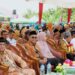 Bupati Epyardi Asda bersama Athari saat bersilaturahmi bersama masyarakat dan perantau dari Nagari Paninggahan dalam momentum pulang basamo Idul Fitri 1444 Hijriah.(Ist)