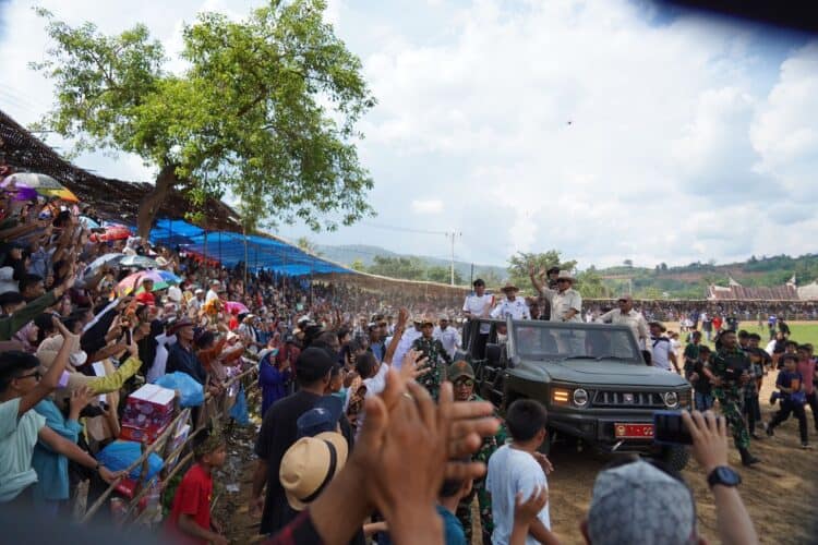 Prabowo Sapa Puluhan Ribu Warga di Gelanggang Pacu Kuda Bukik Gombak