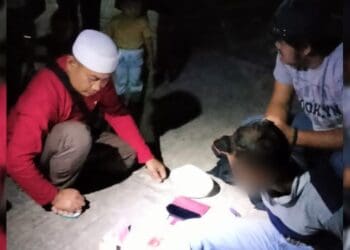 Kasat Narkoba Polres Solok, Iptu Oon Kurnia Ilahi bersama tim spider membekuk pelaku di depan sebuah kontrakan di Nagari Selayo.(Ist)