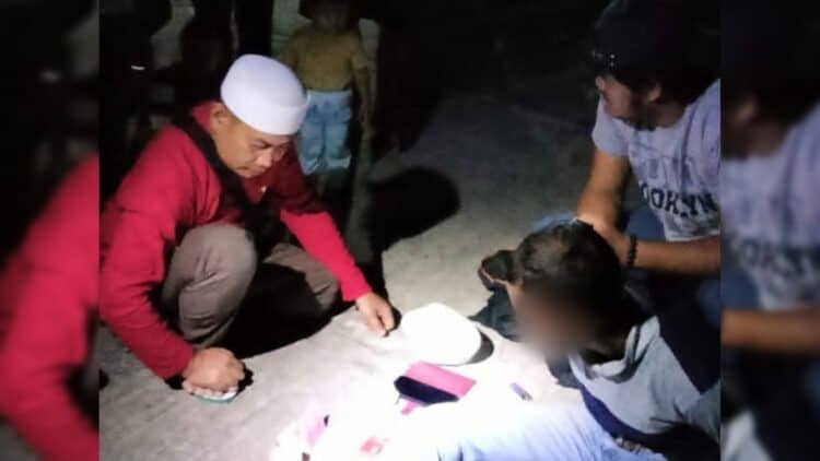 Kasat Narkoba Polres Solok, Iptu Oon Kurnia Ilahi bersama tim spider membekuk pelaku di depan sebuah kontrakan di Nagari Selayo.(Ist)