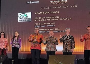 Wali Kota Solok, H. Zul Elfian Umar dan Direktur PDAM, Rabbiluski saat menerima penghargaan dalam TOP BUMD Award 2023.(Prokomp)