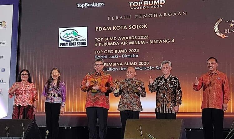 Wali Kota Solok, H. Zul Elfian Umar dan Direktur PDAM, Rabbiluski saat menerima penghargaan dalam TOP BUMD Award 2023.(Prokomp)