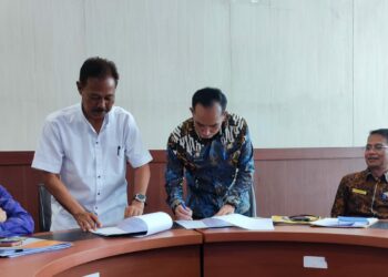 Sekda Kabupaten Solok, Medison dan Sekda Kota Solok, Syaiful Rustam menandatangani kesepakatan musyawarah untuk menyelesaikan persoalan kerjasama antara kedua daerah.(Ist)