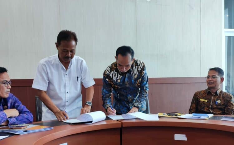 Sekda Kabupaten Solok, Medison dan Sekda Kota Solok, Syaiful Rustam menandatangani kesepakatan musyawarah untuk menyelesaikan persoalan kerjasama antara kedua daerah.(Ist)