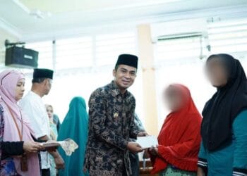 Wakil Wali Kota Solok, Dr. Ramadhani Kirana Putra menyerahkan santunan hari raya bagi Mustahik se-Kota Solok.(Prokomp)