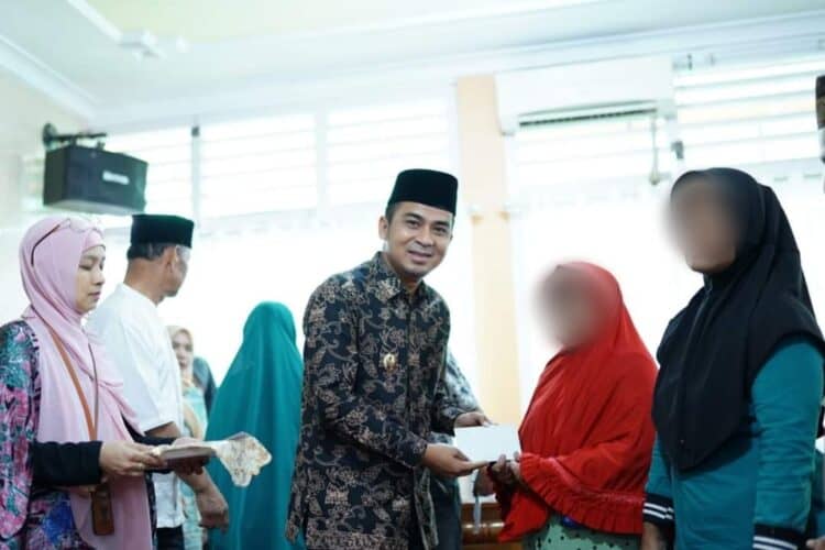 Wakil Wali Kota Solok, Dr. Ramadhani Kirana Putra menyerahkan santunan hari raya bagi Mustahik se-Kota Solok.(Prokomp)