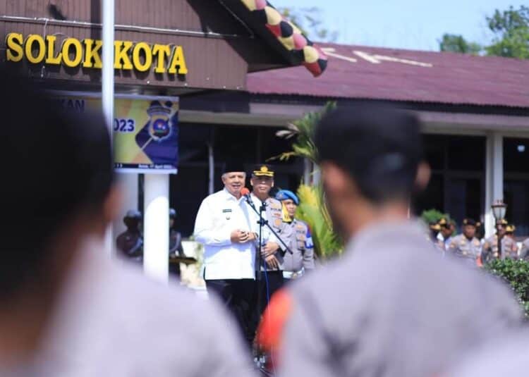 Kapolres Solok Kota, AKBP Ahmad Fadilan bersama Wako Solok, H. Zul Elfian memberikan amanat untuk pelaksanaan operasi Ketupat 2023 di Mapolres Solok Kota.(Prokomp)