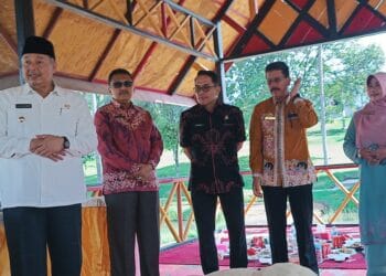 Wali Kota Solok, H. Zul Elfian Umar saat bersilaturahmi dengan jajaran Dinas Pariwisata Kota Solok di Pulau Belibis.(Ist)