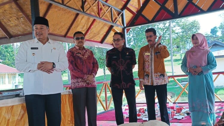 Wali Kota Solok, H. Zul Elfian Umar saat bersilaturahmi dengan jajaran Dinas Pariwisata Kota Solok di Pulau Belibis.(Ist)