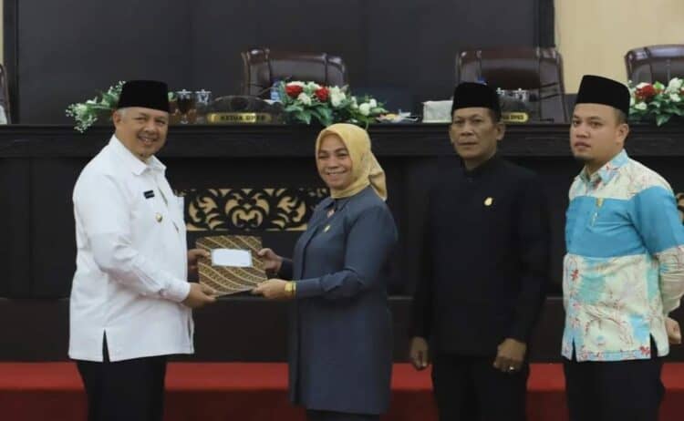 Wali Kota Solok, H. Zul Elfian Umar menerima rekomendasi dari DPRD Kota Solok terkait LKPj tahun 2022.(Prokomp)