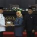 Wali Kota Solok, H. Zul Elfian Umar menerima rekomendasi dari DPRD Kota Solok terkait LKPj tahun 2022.(Prokomp)