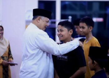 Wali Kota Solok, H. Zul Elfian Umar menyerahkan santunan bagi anak yatim.(Prokomp)