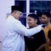 Wali Kota Solok, H. Zul Elfian Umar menyerahkan santunan bagi anak yatim.(Prokomp)