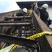 Petugas memasang police line di TKP kematian Operator Loading Ramp