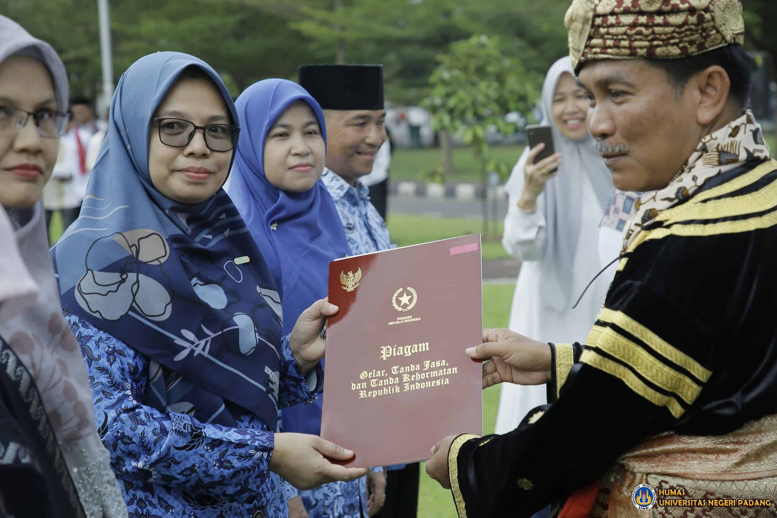 Hari Pendidikan Nasional Unp Serahkan Satya Lencana Karya Satya Kepada Tenaga Pendidik