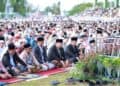 Wako Solok, H. Zul Elfian Umar dan Wawako Ramadhani Kirana Putra bersama ribuan masyarakat menunaikan Salat Idul Fitri di Lapangan Merdeka.(Prokomp)