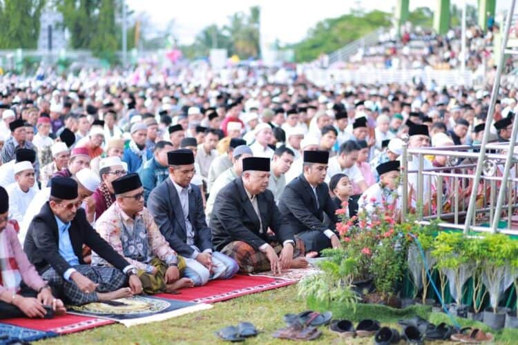 Wako Solok, H. Zul Elfian Umar dan Wawako Ramadhani Kirana Putra bersama ribuan masyarakat menunaikan Salat Idul Fitri di Lapangan Merdeka.(Prokomp)