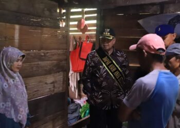 Wali Kota Solok, H. Zul Elfian Umar saat mengunjungi rumah salah seorang warga yang memiliki balita beresiko ekstrim Stunting.(Prokomp)