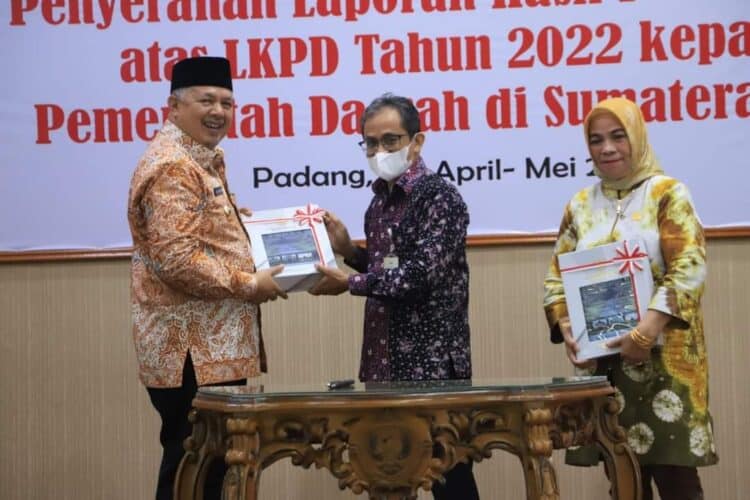 Wali Kota Solok, H. Zul Elfian dan Ketua DPRD Hj. Nurnisma menerima LHP LKPD tahun 2022 dari kepala BPK RI Perwakilan Sumbar, Arif Agus.(Prokomp)
