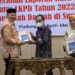 Wali Kota Solok, H. Zul Elfian dan Ketua DPRD Hj. Nurnisma menerima LHP LKPD tahun 2022 dari kepala BPK RI Perwakilan Sumbar, Arif Agus.(Prokomp)