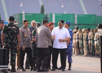 Wako Solok, H. Zul Elfian Umar saat menyambut kedatangan peserta Latsitardanus XLIII di Pelabuhan Teluk Bayur.(Prokomp)