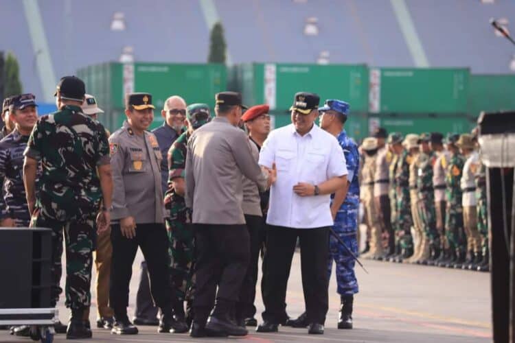 Wako Solok, H. Zul Elfian Umar saat menyambut kedatangan peserta Latsitardanus XLIII di Pelabuhan Teluk Bayur.(Prokomp)