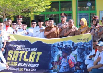 Wawako Solok, Dr. Ramadhani Kirana Putra saat bersama pelajar dan guru MAN Kota Solok usai upacara bendera.(Prokomp)