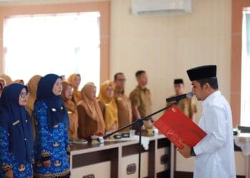 Wakil Wali Kota Solok, Dr. Ramadhani Kirana Putra mengambil sumpah jabatan tiga kepala sekolah SD di Kota Solok.(Prokomp)