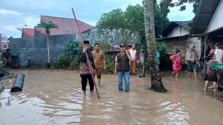 Respon cepat, Wakil Wali Kota Solok, Ramadhani Kirana Putra langsung turun meninjau kondisi banjir yang merendam sejumlah pemukiman warga di Kelurahan Tanah Garam.(Ist)