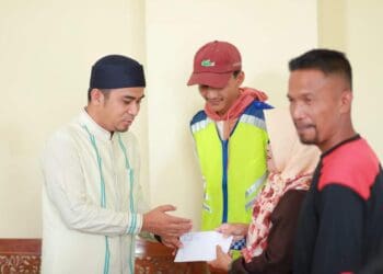 Wawako Solok, Ramadhani Kirana Putra menyerahkan santunan kepada petugas Masjid Agung.(Ist)