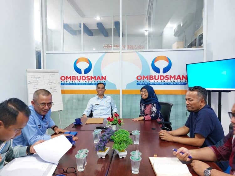 Audiensi tim Pemkab Solok bersama Kepala Ombudsman RI, Yefri Heriani di Kota Padang.(Ist)