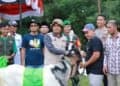 Wakil Wali Kota Solok, Dr. Ramadhani Kirana Putra menyerahkan hadiah kontes kepada pemenang dalam silaturahmi pegiat kambing seni tingkat Sumbar, Riau dan Jambi di Kota Solok.(Prokomp)