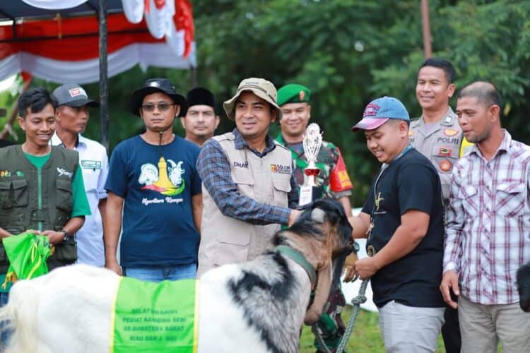 Wakil Wali Kota Solok, Dr. Ramadhani Kirana Putra menyerahkan hadiah kontes kepada pemenang dalam silaturahmi pegiat kambing seni tingkat Sumbar, Riau dan Jambi di Kota Solok.(Prokomp)
