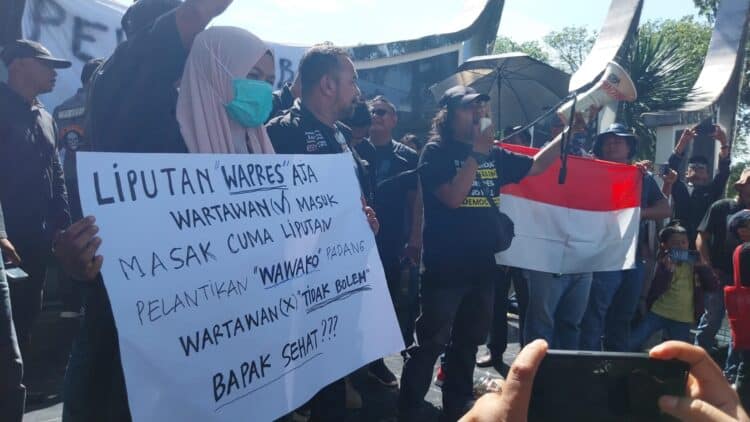 Ketua AJI Padang Aidil Ichlas Saat Berorasi saat Demo Wartawan di Depan Kantor Gubernur Sumbar beberapa waktu lalu