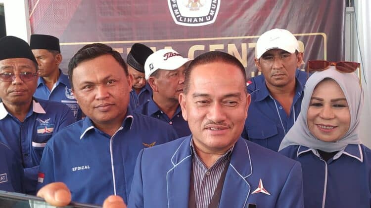 Ketua DPC Demokrat Kabupaten Solok, Ismael Koto dan jajaran usai mendaftar ke KPU Kabupaten Solok.(Klikpositif)