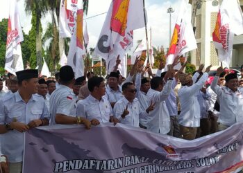 Semarak, Pengurus Partai Gerindra Kabupaten Solok bersama Bacaleg unjuk kekuatan saat pendaftaran di Kantor Bawaslu Kabupaten Solok.(Klikpositif)