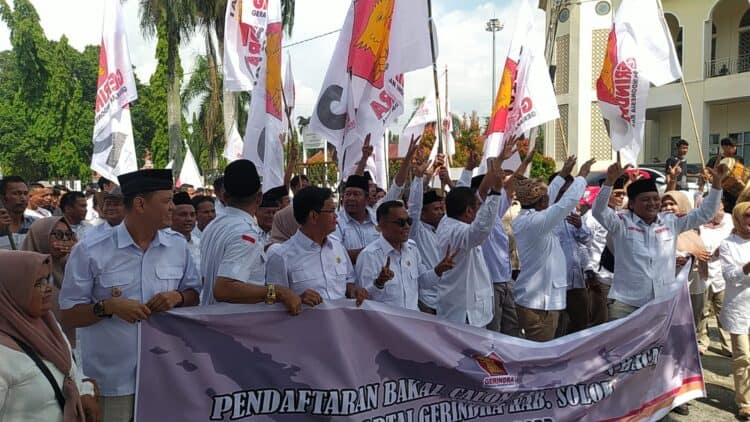 Semarak, Pengurus Partai Gerindra Kabupaten Solok bersama Bacaleg unjuk kekuatan saat pendaftaran di Kantor Bawaslu Kabupaten Solok.(Klikpositif)