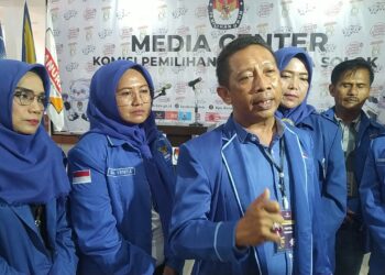 Ketua DPC Kota Solok, Deni Nofri Pudung bersama jajaran saat memberikan keterangan usai mendaftar di KPU Kota Solok.(Ist)