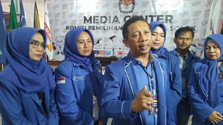 Ketua DPC Kota Solok, Deni Nofri Pudung bersama jajaran saat memberikan keterangan usai mendaftar di KPU Kota Solok.(Ist)