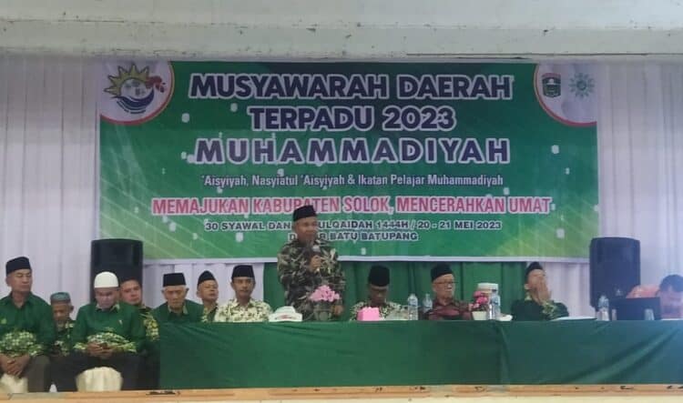 Buya Darman saat menyampaikan pidato iftitah usai ditetapkan sebagai ketua PDM Kabupaten Solok oleh PDM terpilih.(Klikpositif)