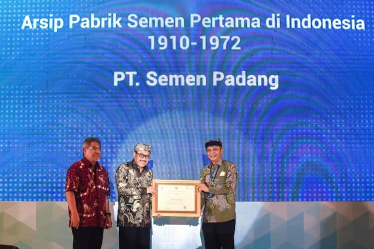 Dirut PT Semen Padang, Asri Mukhtar (kanan) menerima piagam MKB dari Kepala ANRI, Imam Gunarto (tengah) didampingi Ketua Dewan Pakar Komite MKB, Mukhlis PaEni (kiri)